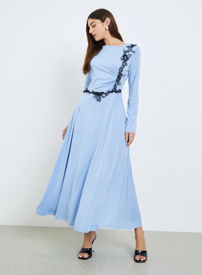 ستايلي فستان طويل بأكمام طويلة وتفاصيل دانتيل أزرق